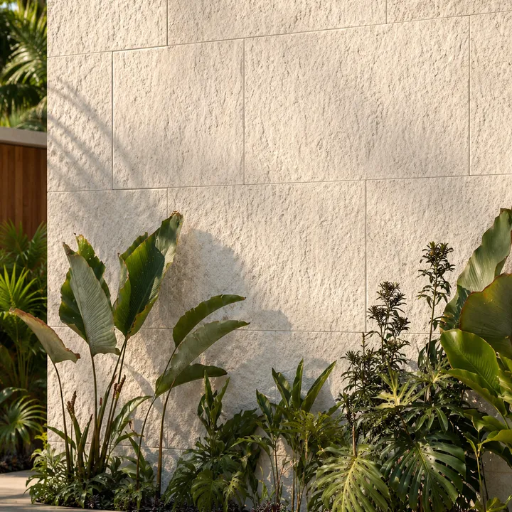 Revestimento Western aplicado em parede externa com paisagismo tropical.