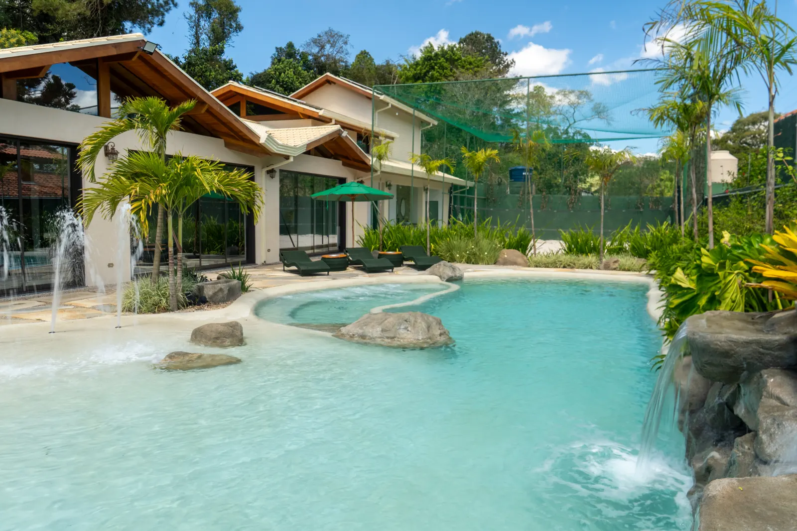 Projeto Western — piscina com cascata de pedra