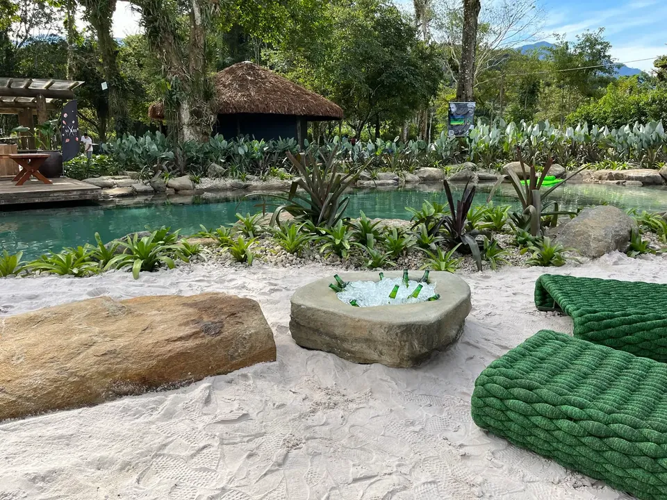 Lago com areia e pedras na obra de Neymar Jr.