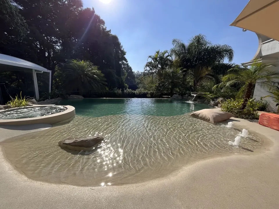 Piscina natural com areia na casa de praia de Tato (Falamansa).